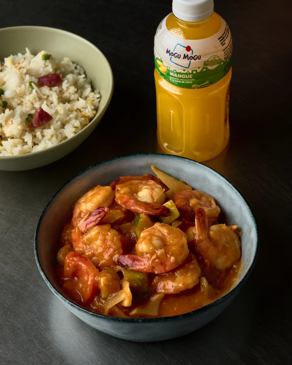 Menu complet : bol de riz, crevettes en sauce et boisson fruitée
