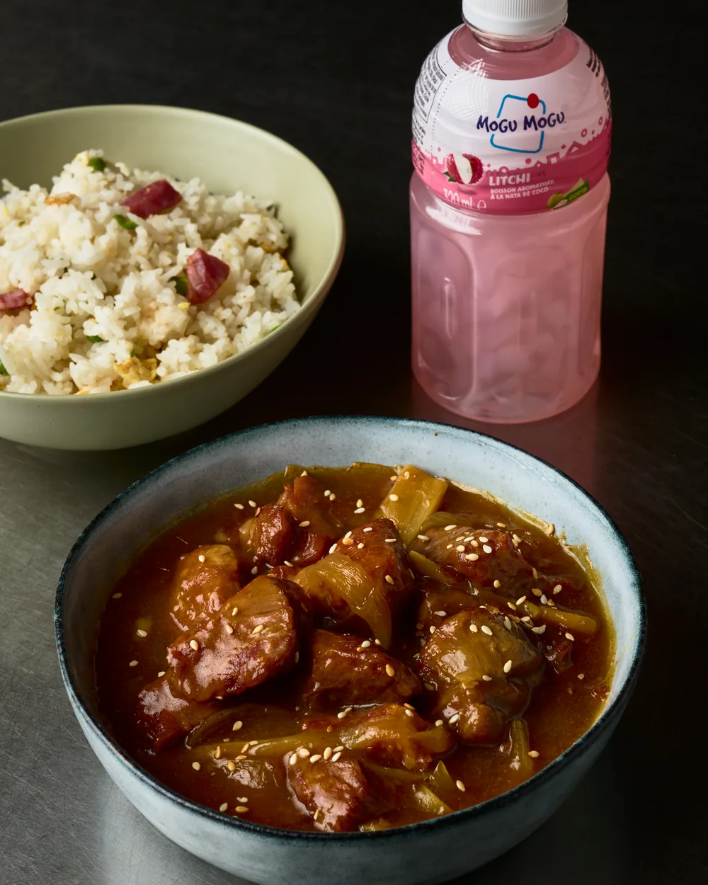 Menu complet : bol de riz, plat en sauce et boisson fruitée