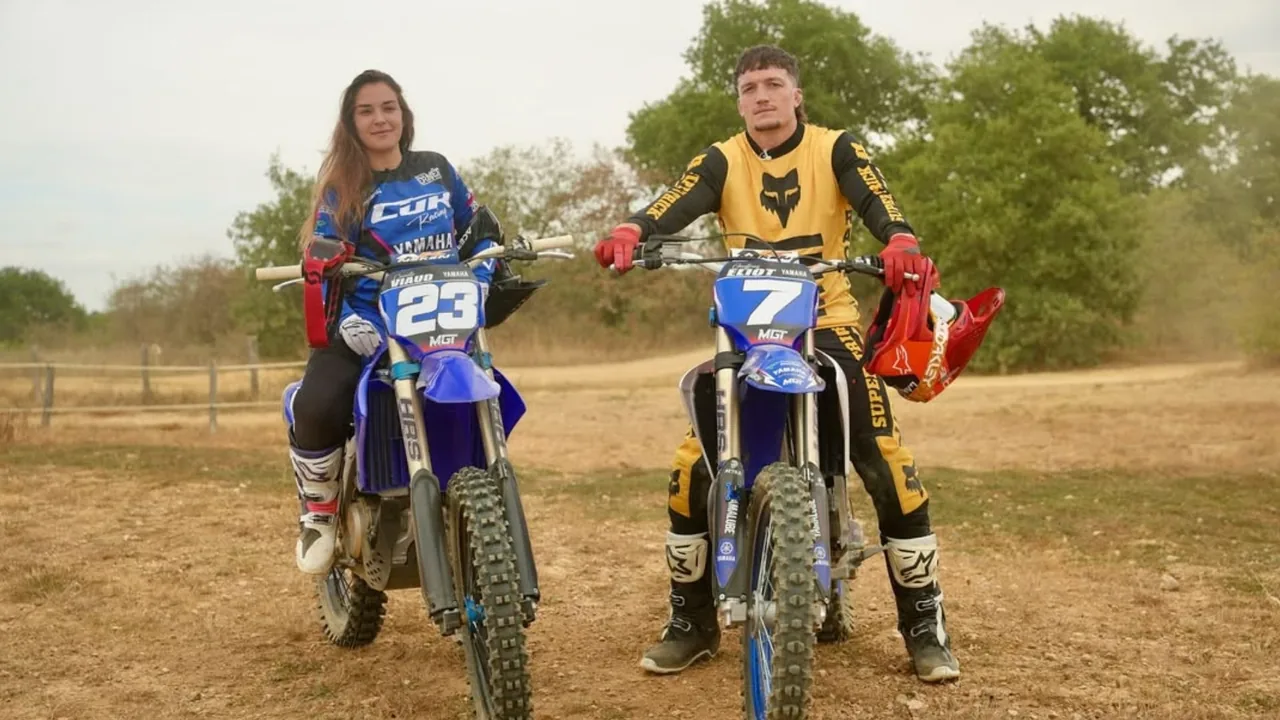 Deux pilotes de motocross posant sur leurs motos Yamaha au bord d’une piste, dossards 23 et 7