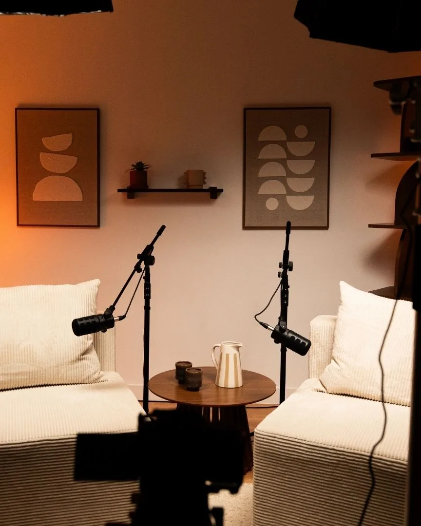 Le plateau podcast du studio Klyp, prêt à tourner : deux fauteuils, deux micros et un décor chaleureux