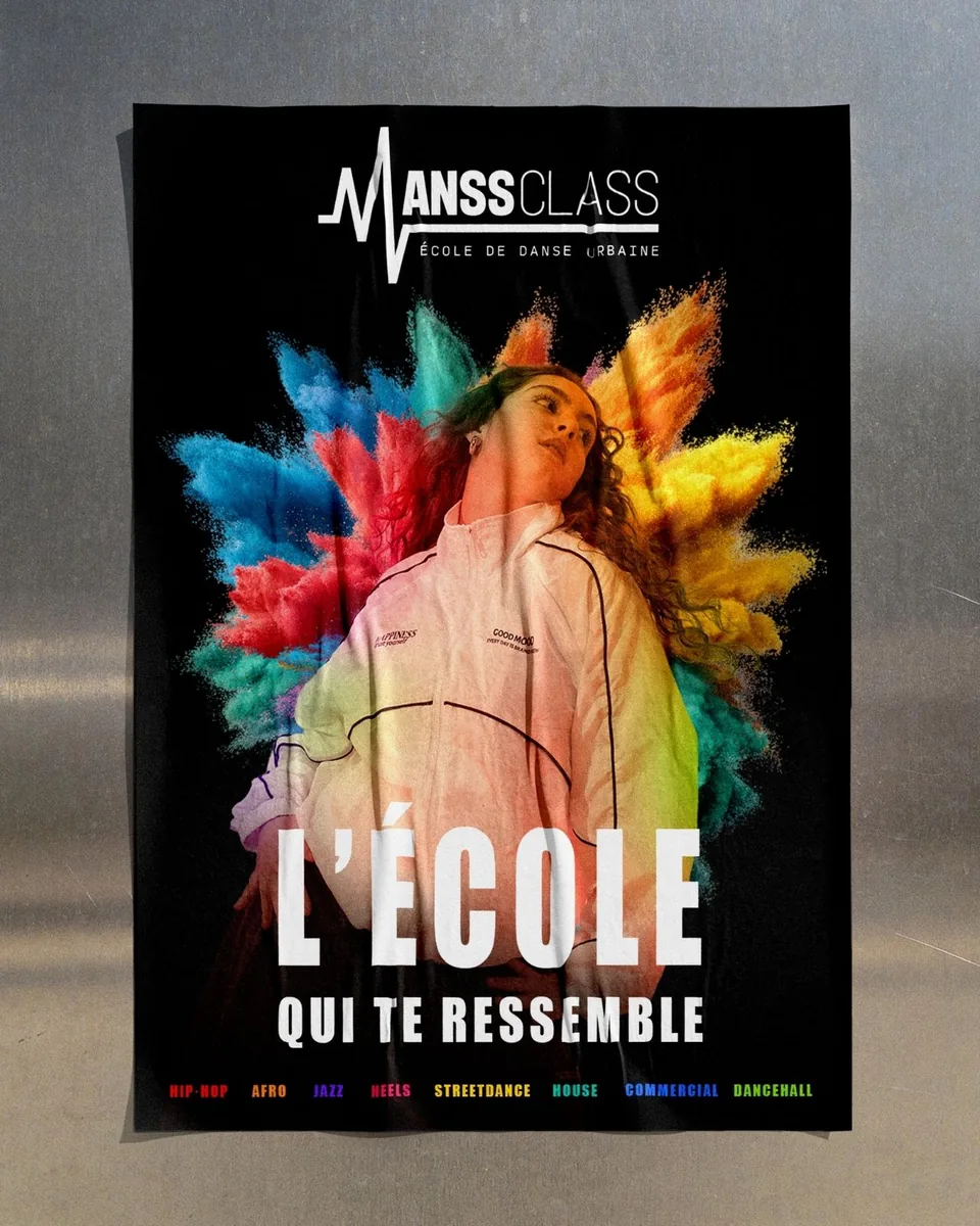 Affiche Manss Class « L’école qui te ressemble », danseuse entourée d’explosions de poudre colorée sur fond noir