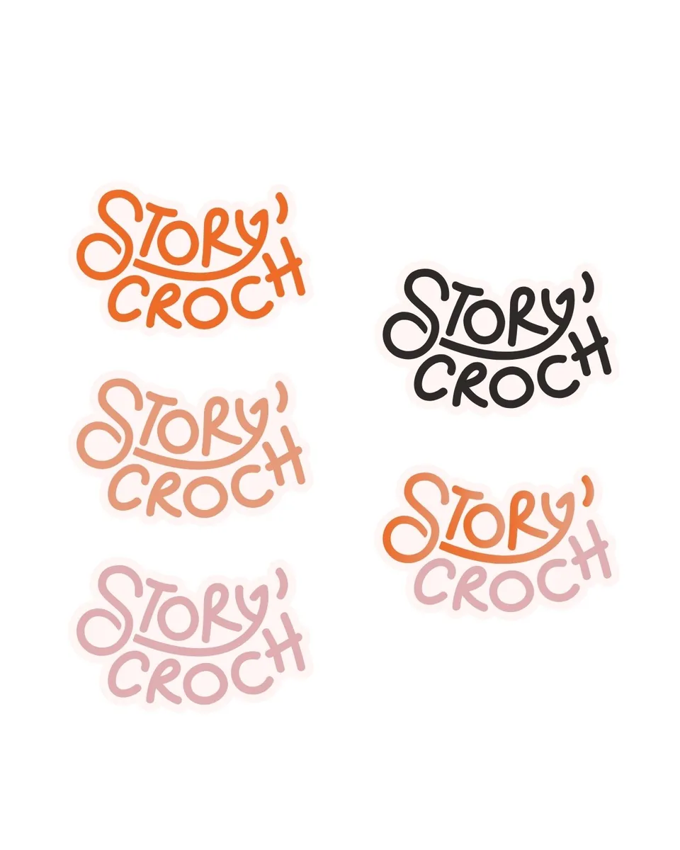 Les cinq déclinaisons couleur du logo Story’Croch, un lettrage manuscrit orange, noir, terracotta et rose