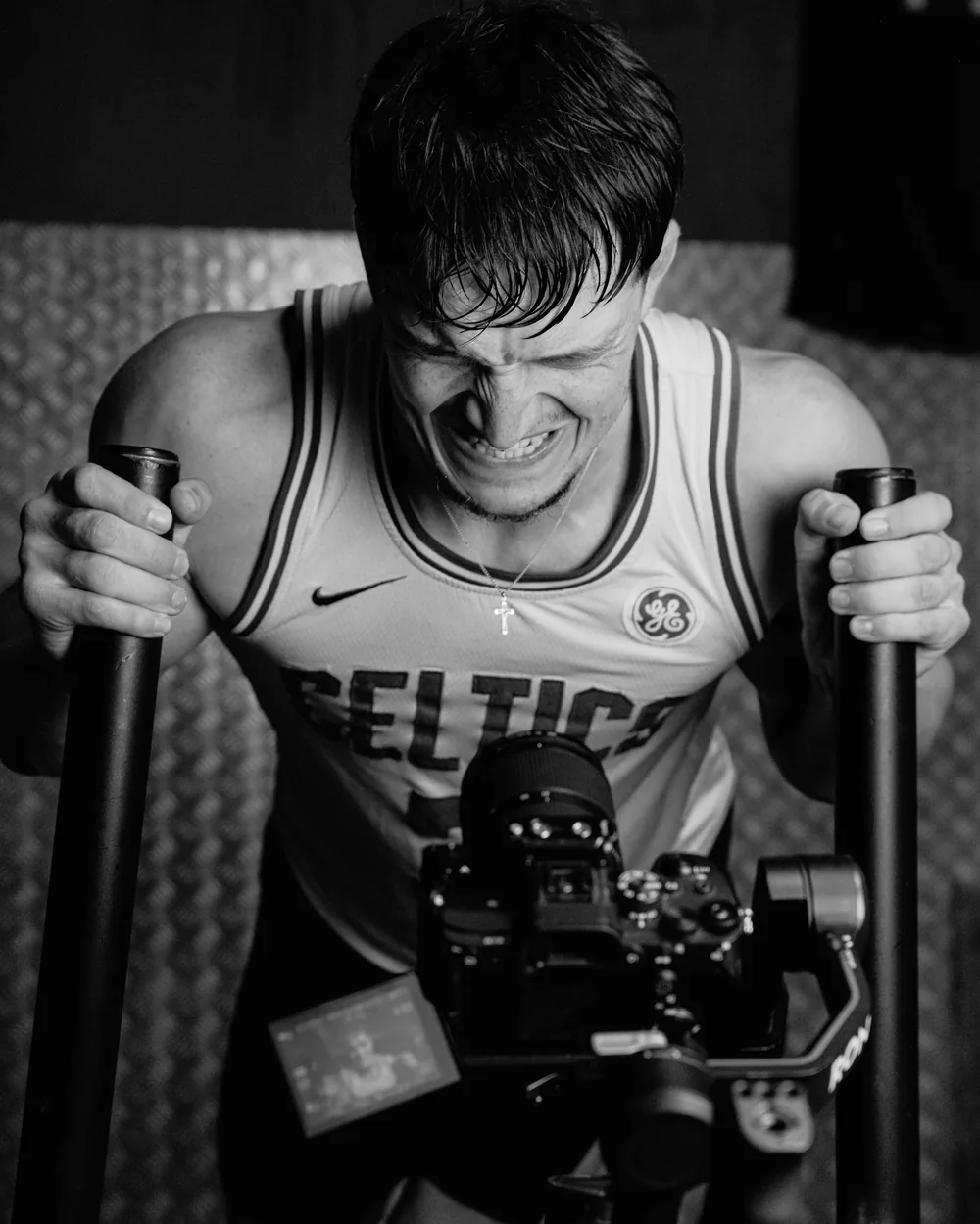 Basketteur aux barres de traction derrière la caméra du tournage, en noir et blanc